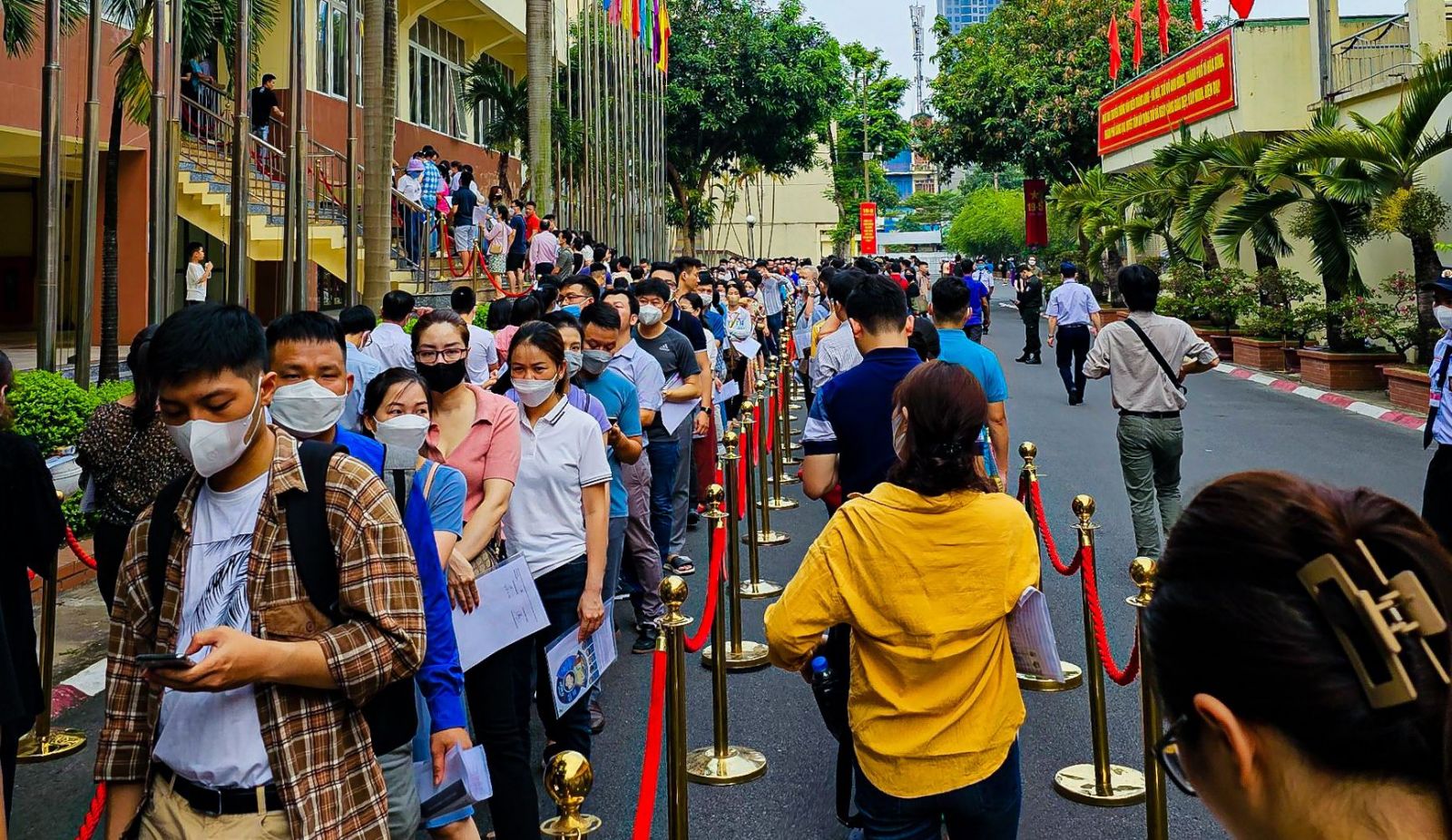 Xếp hàng mua nhà ở xã hội